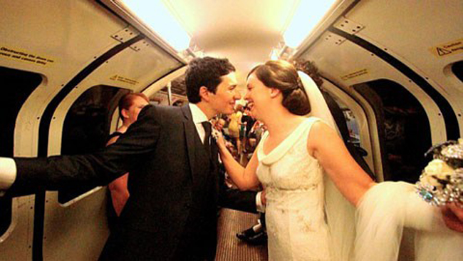 Sau khi tổ chức đám cưới tại một khách sạn lớn, chú rể Malcolm và cô dâu Aileen đã đi thẳng tới ga tàu điện ngầm tại Glasgow.